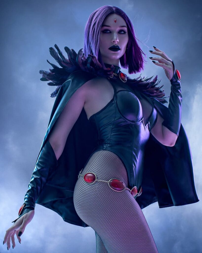 Rainha das Trevas O Cosplay de Raven de Teen Titans por kristy_che_ é um Espetáculo de Beleza e Obscuridade