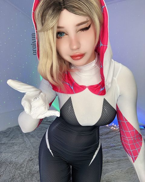 araivun Encanta Fãs com Lindo Cosplay de Gwen de Spider-Man